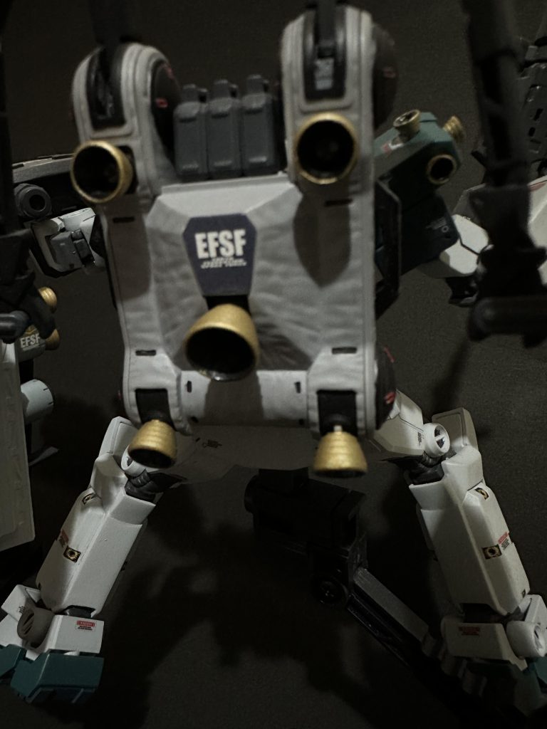 今回もバックパックのバーニア、肩のスラスターの縁を薄く削り、脚部のスラスターは市販パーツに置き換えてあります。