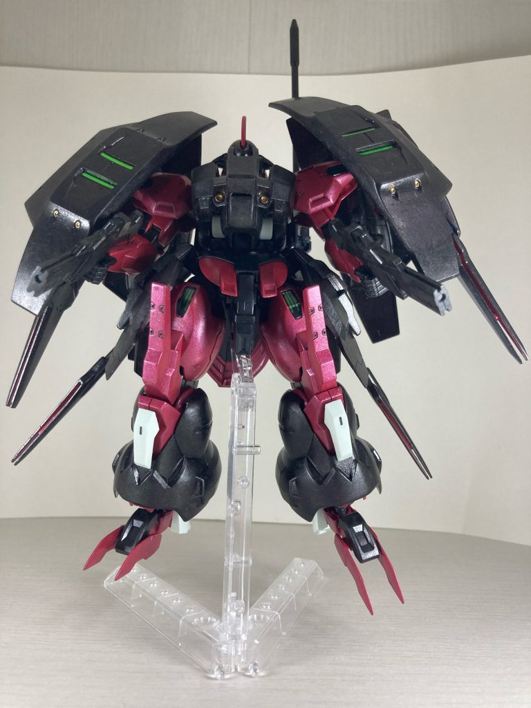 高機動時は両手にビームライフルを装備。一撃離脱戦法を得意とする。敵の攻撃は機動力を活かして避けるか、重装甲で弾く。体当たりで敵を直接弾くこともある。