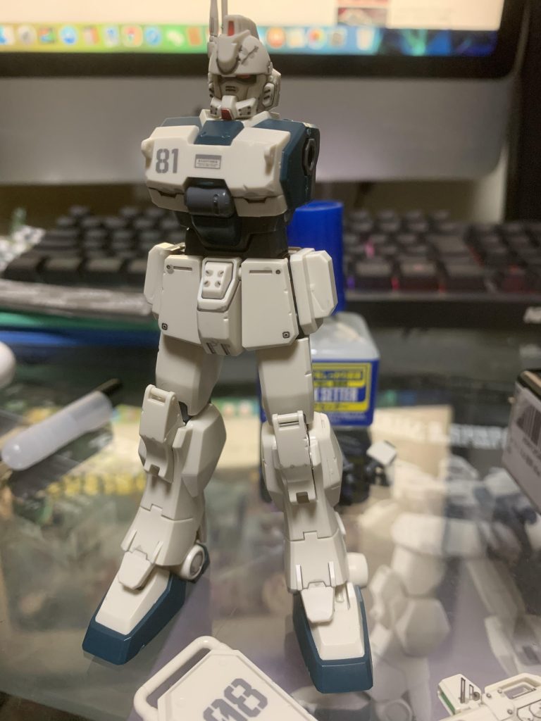 塗装前にスミ入れ、全体のエッジ部分に所々デザインナイフをVの字に切り込みを入れてダメージ加工、水転写デカール貼りをしています。