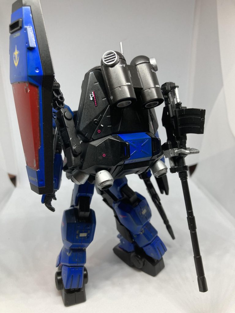 パラシュートラックは中に電子機器を詰め込み上部にレドームを設置という設定。右側に180ミリキャノン、左側にサブアームでシールドをマウント。かなりの過重量になったためガンキャノンタイプのランドセルブースターを増設。