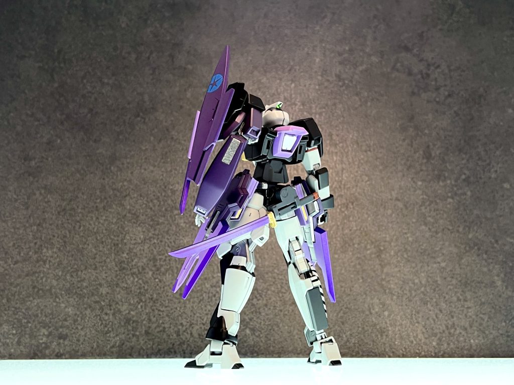 本機は忍者をモチーフとしていることから、ガンダムSEEDに登場する特殊システム「ミラージュコロイドステルス」を用いた近接格闘機となっている。