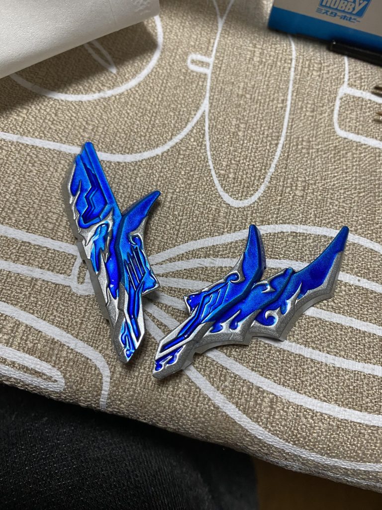 アクリジョンのクリアブルーを筆塗りして、はみ出たところや落としたいところだけマジックリンで擦り落とす作戦でしたが上手く行ったかなと!塗りムラは濁った宝石感が出た!と自分に言い聞かせました笑