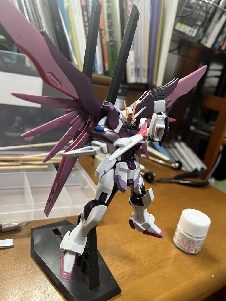 前述した腕の部分。二の腕と手はインパルス、 その間がデスティニーですね。設定画では腕にビームブーメランのやつが装着されてるんよな。ここは思い切って、デスティニーの肩のビームブーメラン装着部分をそのまま接着。ちょっと接合弱いけど、落ちたりはしない。良き良き。デスティニーは手からシールド出すけど、デスティニーインパルスは腕からっぽかったからそこも改造。と言っても少しゴリ押せばシールド入ったから特に何かしたわけじゃないけど。