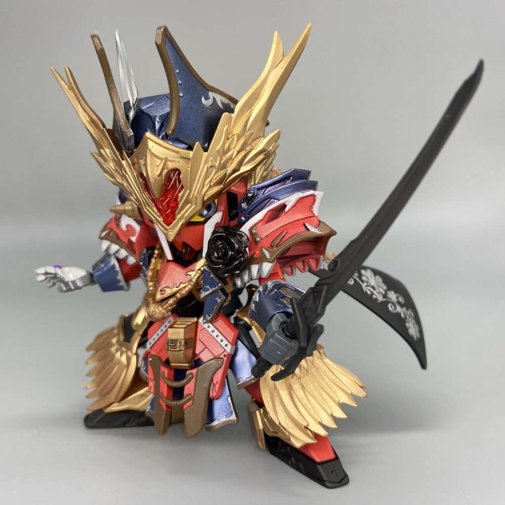 細部の塗装はエナメルとガンダムマーカーを筆塗りで。白で色数増やしながらレッドウォーリア味をさらに足していきます。瞳のハイライトはこのタイミングで調整。同時にマントと肩のバラを100均アイテムでデコっていきました。