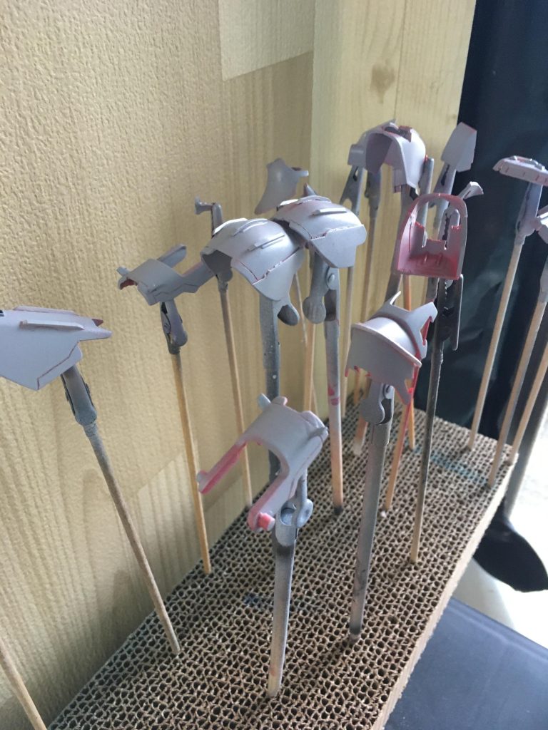 バキバキ削って加工しました。赤の塗り分けはサフで決まるっ!明るいカラーは明るいサフを使いましょう♪