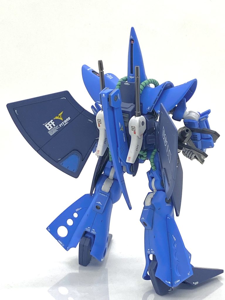 脚にも合わせ目があるので消すのですが・・・こういう濃い青は白化しやすく、成型色仕上げには大敵です。汚しを入れて対処しても良いですが説明書通りに調色し、それをぼかす様にエアブラシを吹けば全く分からなくなります。ただ、調色は非常にシビアで自分は1/100gまで計れる電子秤を使って慎重に何度もパーツ裏に塗ってみて成型色と同じ色合いにしていきますが・・・これが神経を使う作業で「全塗装の方が楽かも？」と思いますがマスキングが大嫌いだから結局は納得するまで調色してしまいました(笑)。おかげで全く同じ色合いで苦労した甲斐がありました。