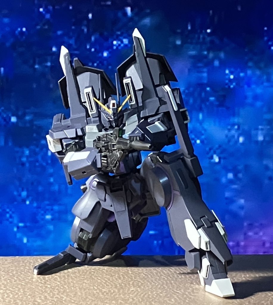 劇中ポーズ。だいぶ無理してます。ビームマグナムのサイトスコープを一直線に覗き込むポジショニングはできませんでした。