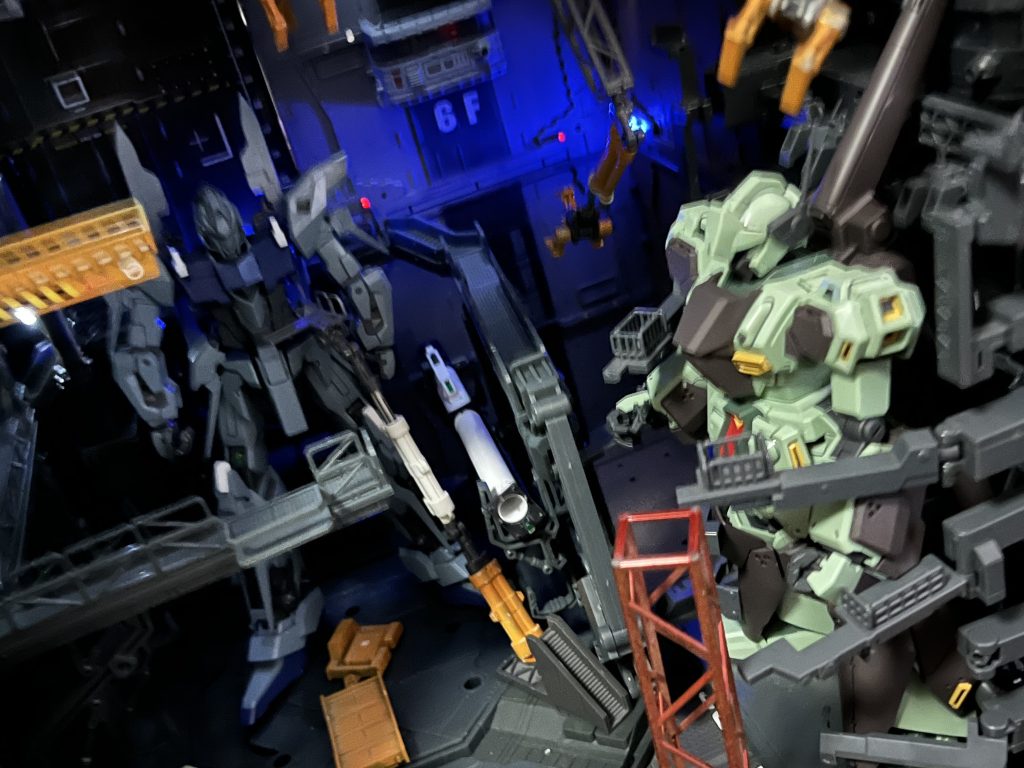 AE & 地球🌏連邦軍ロンド•ベル部隊ネェルアーガマ内MS格納庫ジオラマ–2枚目/制作者：SINANJU