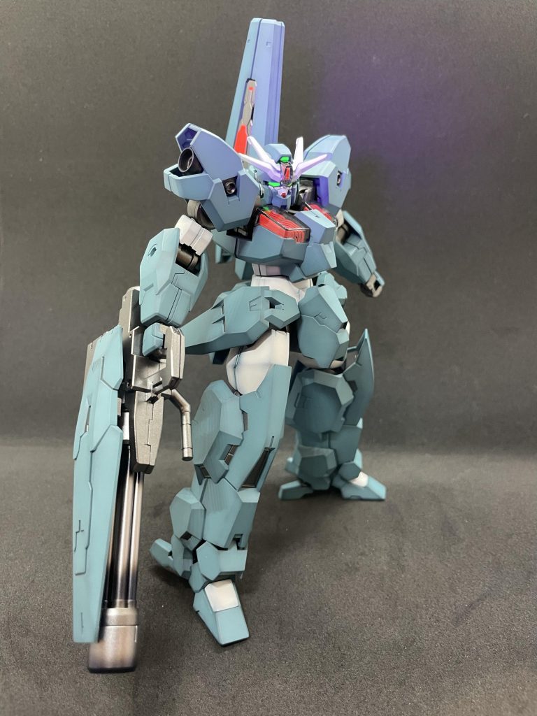 成形色の緑色の彩度が高く落ち着きが無い感じだったので、グレーに寄せた緑を調色、基準色として使いグラデ塗装してみました。