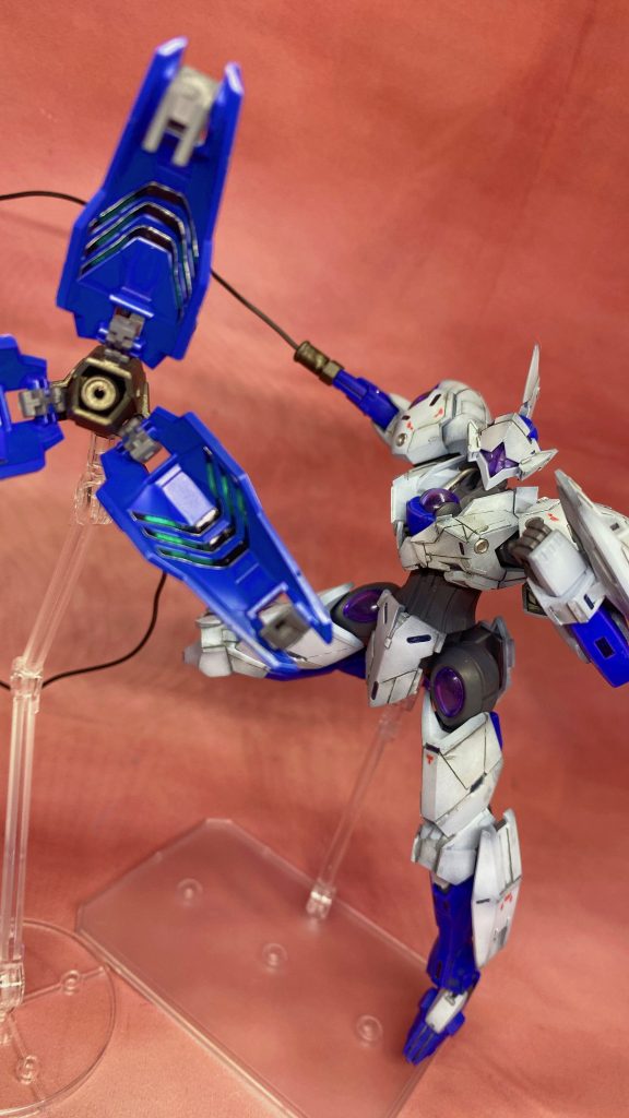 塗装は個人的好みで青強めの紫に。白部分はサーフェイサーエヴォのスーパーヘビィからガイアノーツのオーラペールブルーをふりました。デカールはスジボリ堂のロボデカールを使用してます。