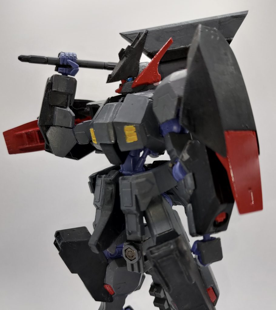 特別な装備はなく、ただその斧を振り下ろし戦果をあげる機体として作成いたしました。個人的には、最後の最後までアグニカ・カイエルとモビルアーマー撃墜数を争っていたが、厄災戦終結となる最後の戦いでアグニカを庇って破壊されてしまった設定を妄想しています。