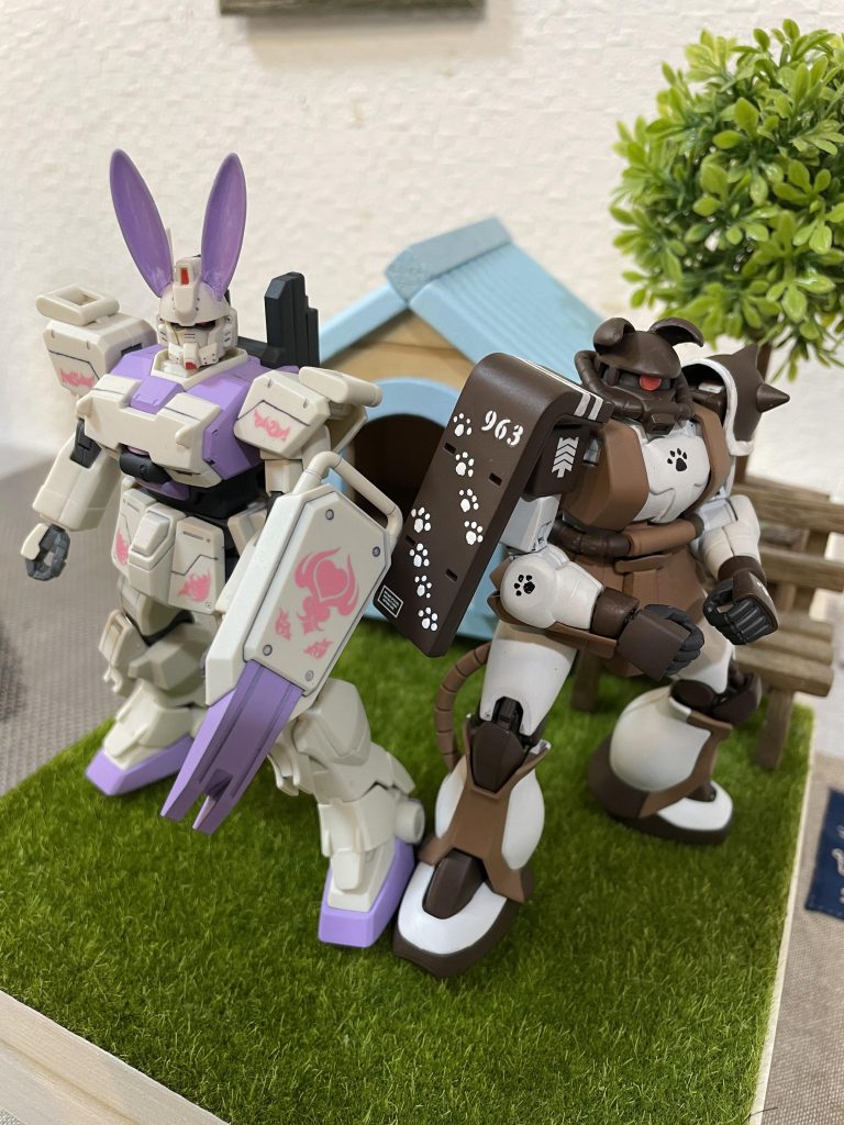 お友達のRX-79[G]Ez-8通称:ラビットイヤーダメージ加工は当然ながら、ウェザリングもさせてもらえないので、せめてもの抵抗でスジボリやスプレー塗装、色々挑戦してみましたが中々難しいですね。とにかく数をこなして慣れないといけません。Ez-8…左手引きちぎるシーン作りたかったなぁ。動物の耳パーツやらピンクのハートデカールやら、二度と使う事ないだろう品々が増えた。