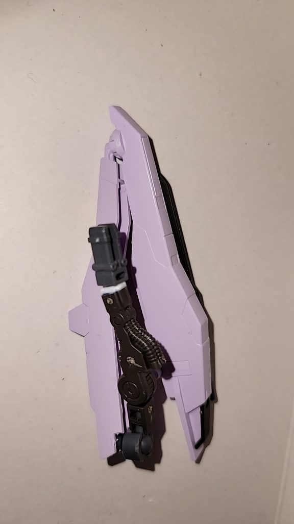 サブアームの先端にガンダムフレームの腕を接続し、収納できるように内部を削りました内蔵されていたナイフは外側にジョイントを付け、このハンドパーツに持たせることが出来ます