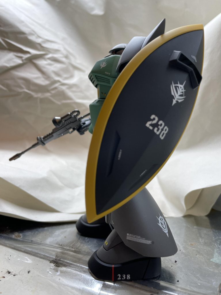 左側から。デカールは大きいのが無かったので宇宙突撃機動軍のものでそれっぽく