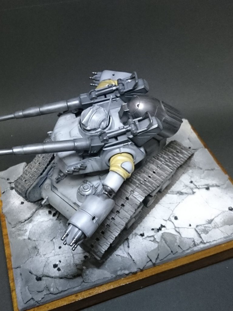 この後砂利とか砂を撒いて木工用ボンドで固定、着色して仕上げました。