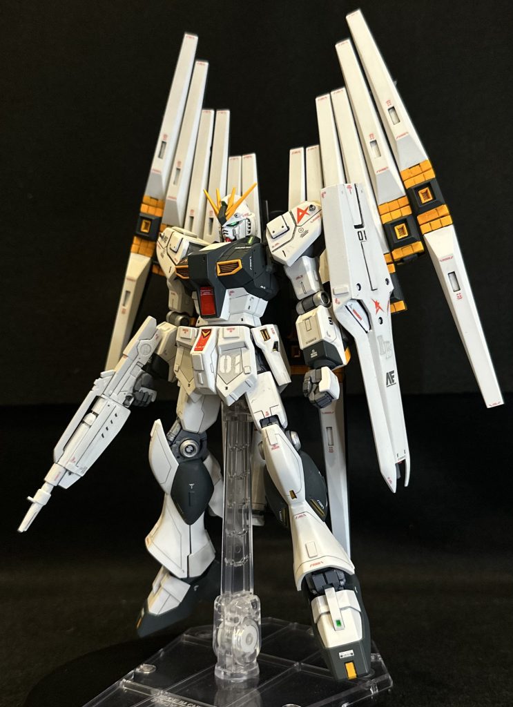 全体画像です。肩アーマーをパテとプラ板で形状変更 腰サイドアーマーをパテとプラ板で延長 シールドもパテ、プラ板で形状変更 ビームライフルは元のライフルをバラバラにしてパテとプラ板とプラ棒で組み替えて形状変更、整形してあります。 マスクのへの字スリットを2本に変更してあります。