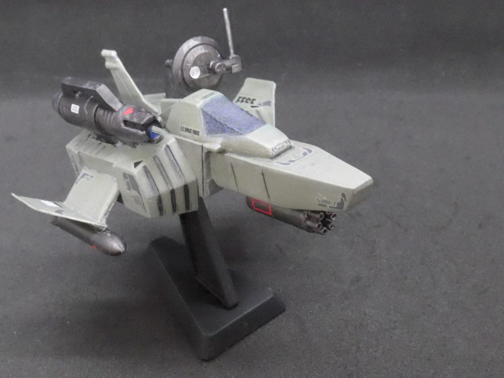 アムロ（A）：ブライト、今ちょっと話せるかな？ブライト（B）：構わんが、どうしたんだ？A：次の大きな戦いに向けて、戦力は多いほうがいいよな？B：そりゃそうだが、何か考えでもあるのか？A：いつも俺たちに何かあったときのために予備のコアファイターを待機させているだろ？あの機体を強化して戦線に投入したらどうかと思うんだ。これを見てくれないか。