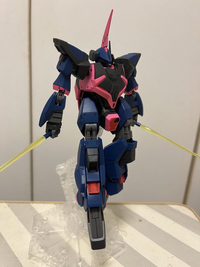 最後は謎の強者感を出す!ということで終わりです。発売当時は無茶苦茶驚いたバーザム、ようやく作れました。どうでもいいんですが、ロボティクス・ノーツってゲームでアキちゃんの部屋に『バーザウ』がHGUC化希望第1位!とネタにされてるのを、昔見て笑ってたのに。ホントにキット化されたんだなぁと、今回組んでみて改めてしみじみと感じました。それじゃあ。。