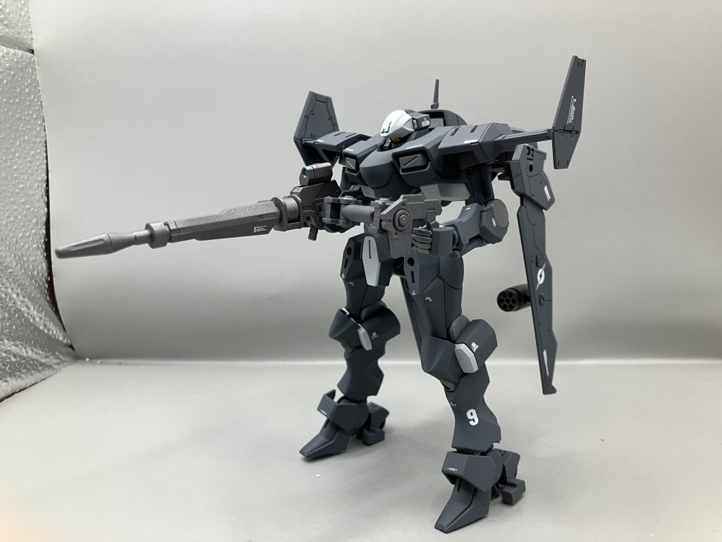 肩は境界戦機のブレイディハウンドの物を使用しました。そのままでは取り付け不可なのでヤスリで削って調整しました。