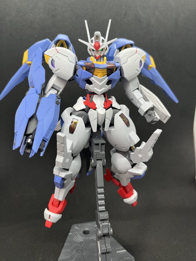 テレビ版のエアリアルは足が細くて女性的なんですが、小説版だと結構ごつくなって、昔ながらのガンダム感が出てますね個人的には、女性的なテレビ版が好きだったりします。