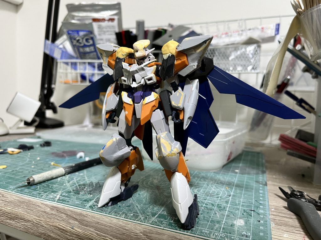 初期はこんな感じでした。最終的に、肩パーツは元ネタのようにクリスタル状の形状に変え、足は物足りなさを感じたのでジャスティスナイトのシールド2枚を半分に切断して取り付けました。