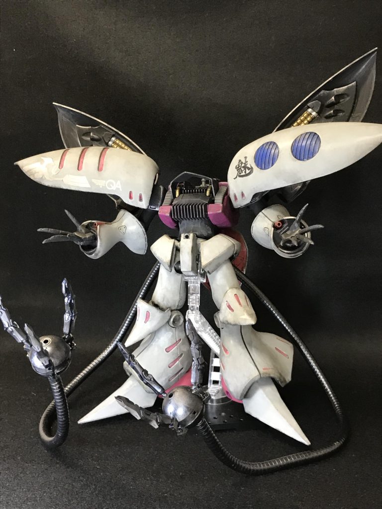 キュベレイ ラストハルマゲドン仕様 本体ガイアカラーのニュートラルグレーⅡで筆塗り全塗装したのに、黒バックだとホワイトに見えますなぁ…😥