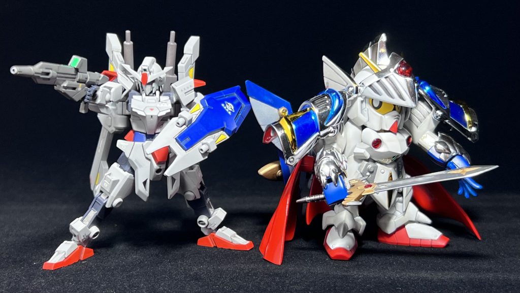 両機体を並べて全高はほぼ同じです。相棒感が出てると良いのですが！騎士の手首はビルドナックル(丸)のLサイズを使用しています。