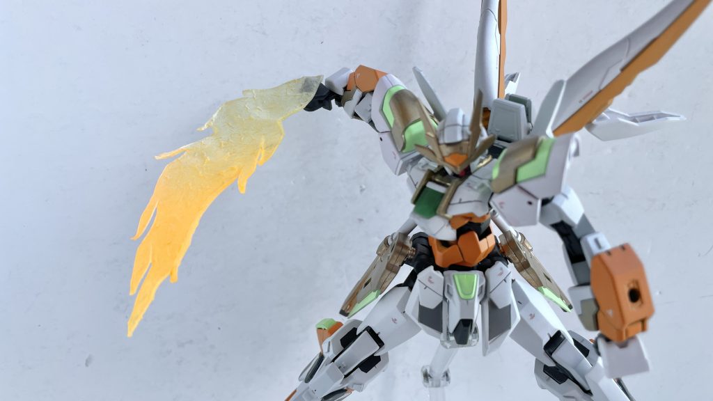 武器は腰に付いてるビームソードエフェクトは自作しました