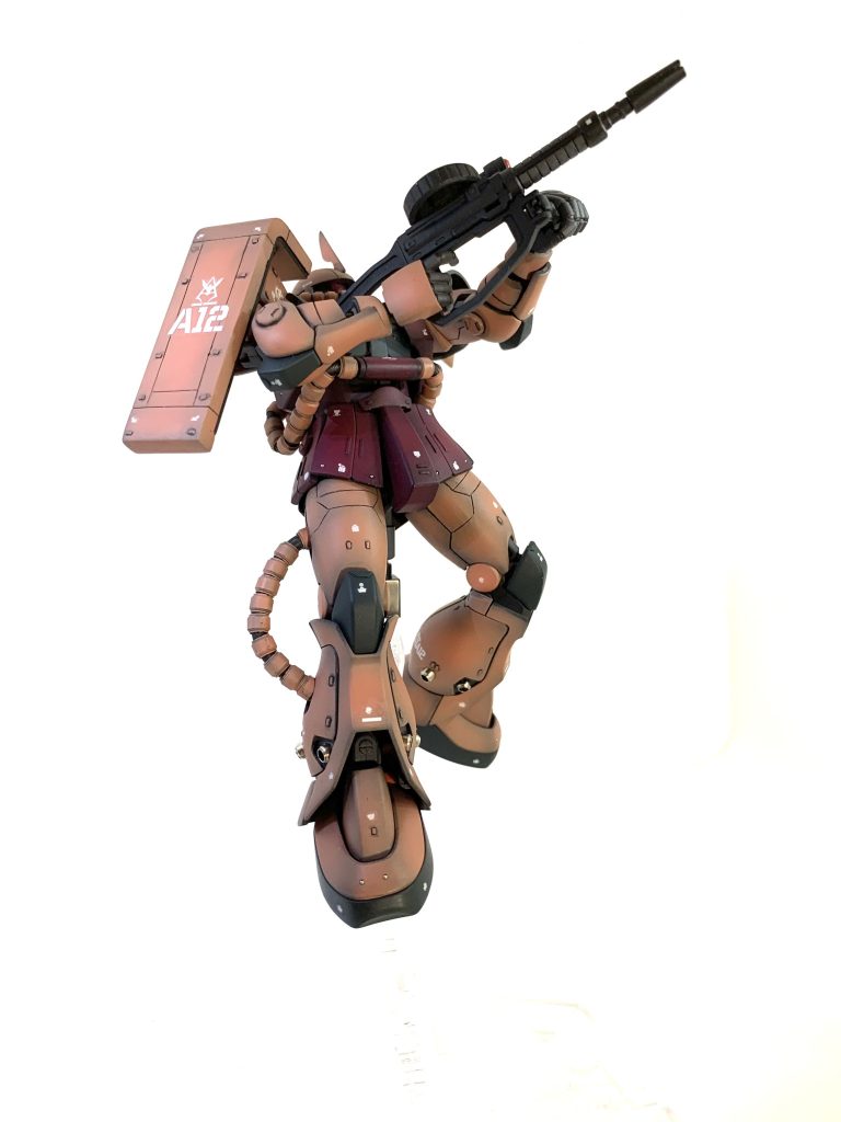 最近のキットの可動はすごいですね。ヒザは動力パイプが曲がらなくて余り動かなくなりました。