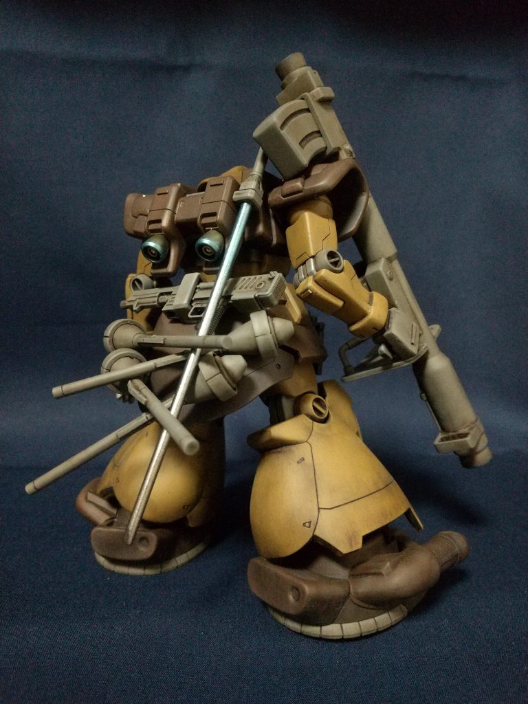 サンドカラーのドムトローペンは、キンバライドの虎の子だけあって武器が沢山ついていますが、すぐ取れるのでマウント部を新造しています。また、温存戦力という設定だったと思うので、ウェザリングも傷等はほぼ付けず、砂・土汚れ系をメインに行なったつもりです。