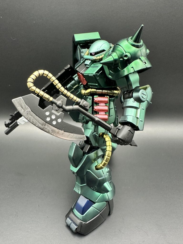 濃い緑部分は重ね吹きとクリアブラック吹きましたが余り変わらず。頭の部分と足の部分が色が違う為、下地を均一に如何にするかが課題か。パール難しいねヒートホーク刀身部分はガンマカメッキ。塗り分けがちょい面倒になったのでw