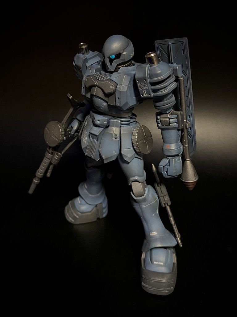 頭の形が嫌だったので、頭の下端を削りこんでオカッパからショートボブにしてあげました。モノアイは少し奥まった位置に。