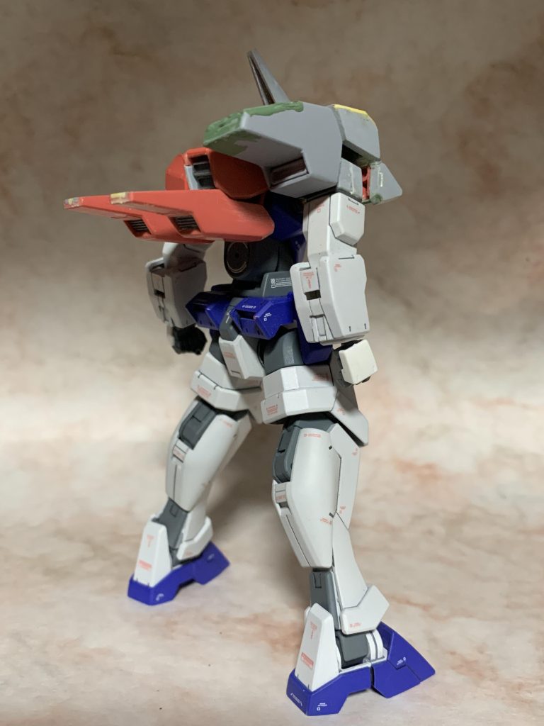 「HGAGE クランシェ」から使えるパーツを加工して、肩部とバックパックのおおまかな形状を出してプラ板を貼り付け微調整。