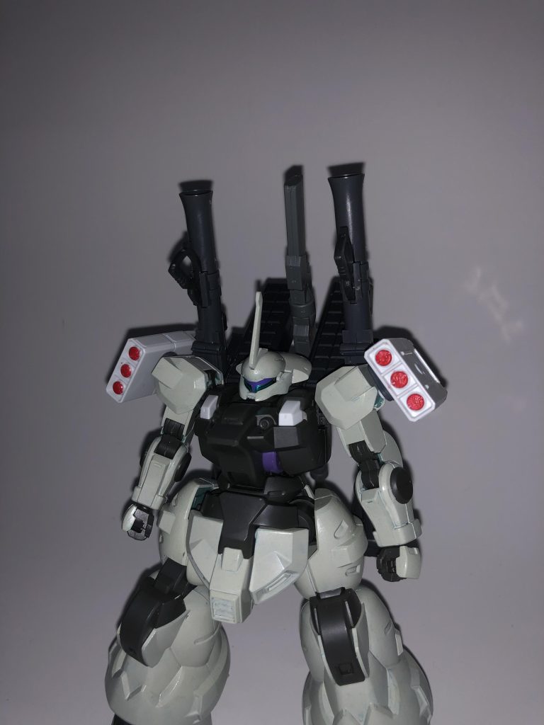 前面です。ビームライフルはバックパックに懸架することができます。 