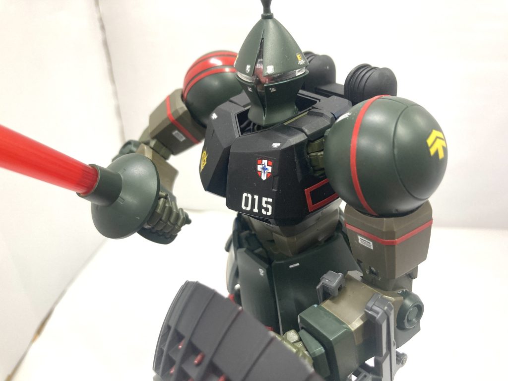 市販のガンダムデカールをペタペタ。