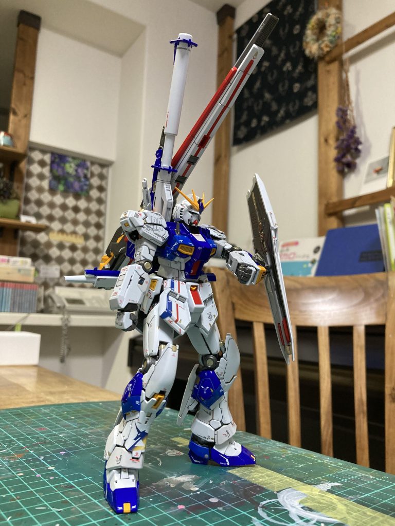 独特のファンネルの横にバズーカー背負わせてみました!デカールは付属品+他機体用のガンダムデカールなどで使えそうなものを流用しました。