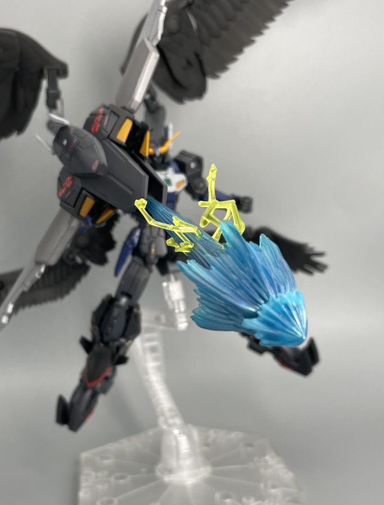 バスターライフルのような大型ビーム兵器が欲しいと思って手持ちの武器を何か持たせようと思ったんですが、、ドラゴンハングに内臓させてみました!1発の破壊力をより限定的に絞って標的に当てる、名付けてバスターマグナムです!!こちらもビームエフェクトはグラデーション塗装してみました☺️