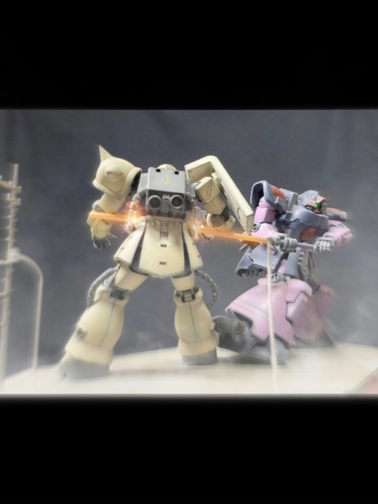 歴戦の勇者vs未熟なテストパイロット。勝負は目に見えていますが、ジオンのMSがジオンのMSを一刀両断にするシーン、かなりカッコよかった。