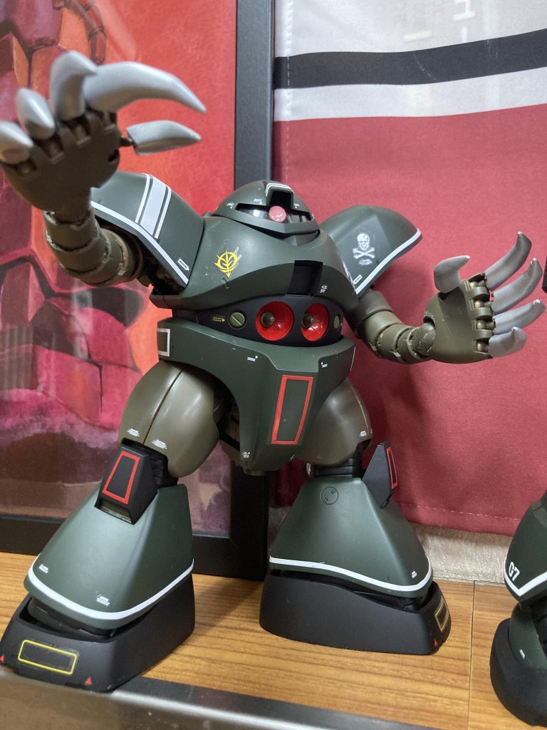 軍旗の前にて。