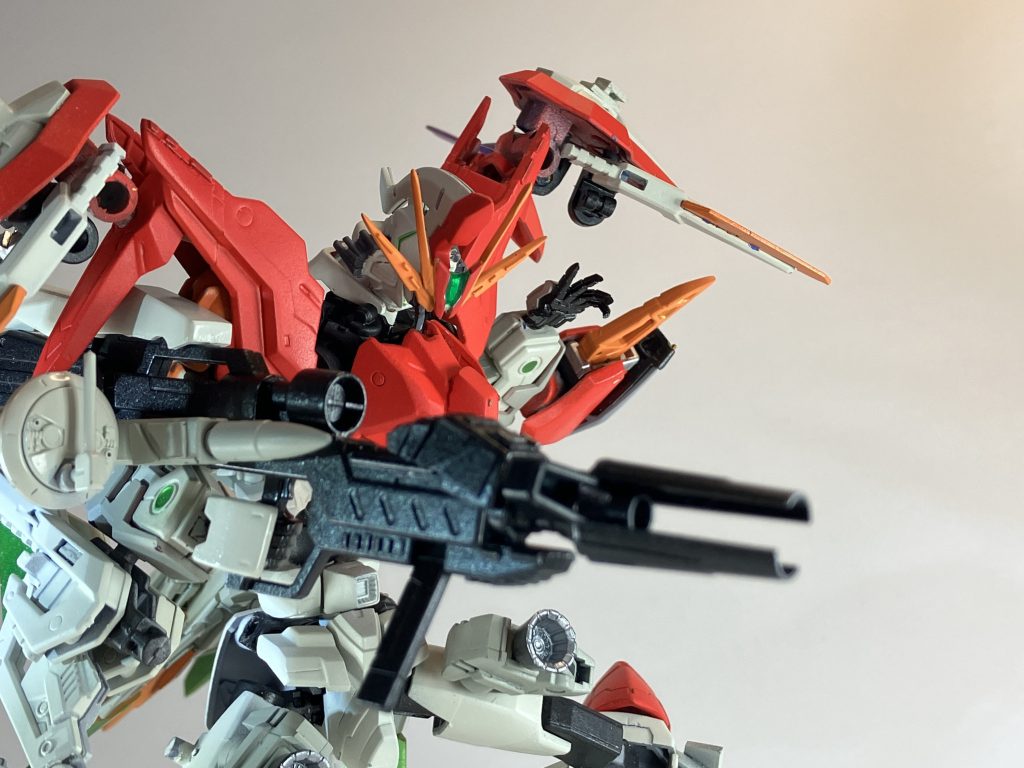 シン・カイザー専用ビームランチャープロヴィデンスガンダムのライフルをベースにカスタムしました。側面にはレドームとミサイル、ビームサーベルを取り付け多機能の大型ランチャーに。写真ではわかりにくいですが、後部にはプラ板で排熱フィンを作り取り付けています。砲身には、ゲシュペンストのものを１ミリ真鍮線で接続しています。横からの写真が非常に気に入っています。太刀もですがこちらもかなりのロマン砲ですね(笑)高出力ビームをぶっ放して排熱口からありえないほどの熱をプシューってして欲しいです。