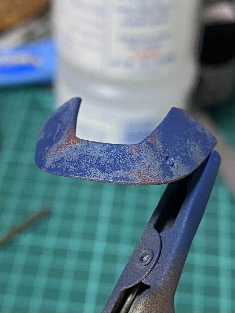 チッピングはケープ剥がしでやってます。ライトブルーと暗めのブルーで2層です。