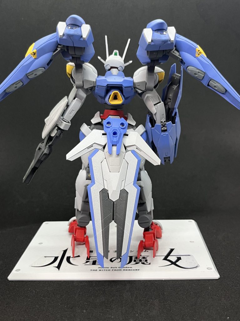 小説版だと元々ついてたビットステイブが何処に格納されているか分からなかったので、腰についてると解釈して腰の裏に装備しています。(ビットの塗装ちょっと忘れてますが、たぶん小説版だとこの配色のはずということで・・・。)