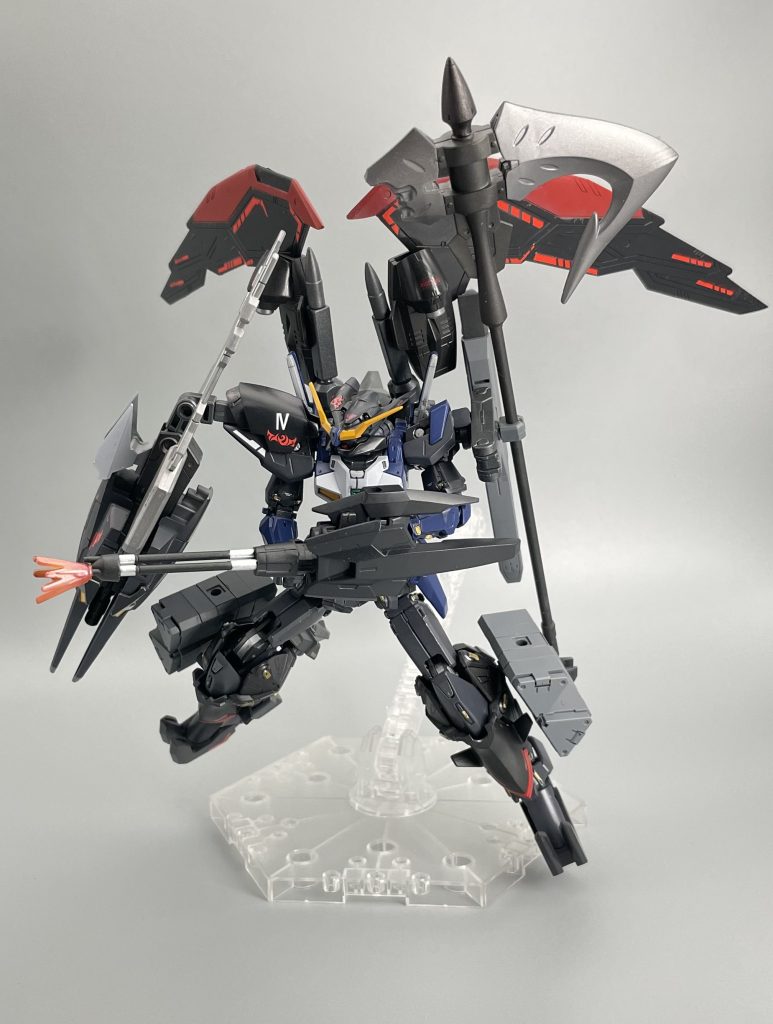 さてさて、左腕に装備されたガトリングガンや脚に取り付けらたミサイル等の銃火器はヘビーアームズの特徴を取り入れてみました☺️ガトリング自体はエクシアダークマターの武器に30mmのガトリングを組み合わせてケレン味を出してみました😌