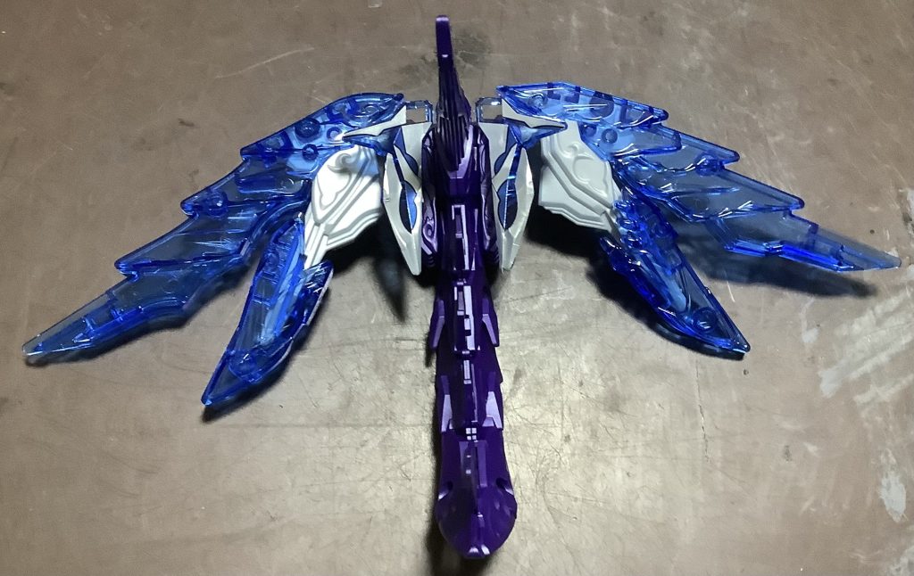 バックパックの組み立てまさにドラゴンって感じですね。このしっぽはちゃんと動きます。翼も根元のボールジョイントで可動。友達はこれを利用してこのキット自体をドラゴンにしようとしてました。しようと、ね。結果はもう、酷かったです。