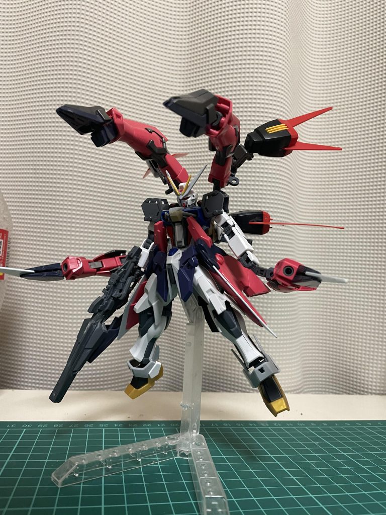 もう1つの未完成のストライカーで上のストライカーパックと合体させる事ができます