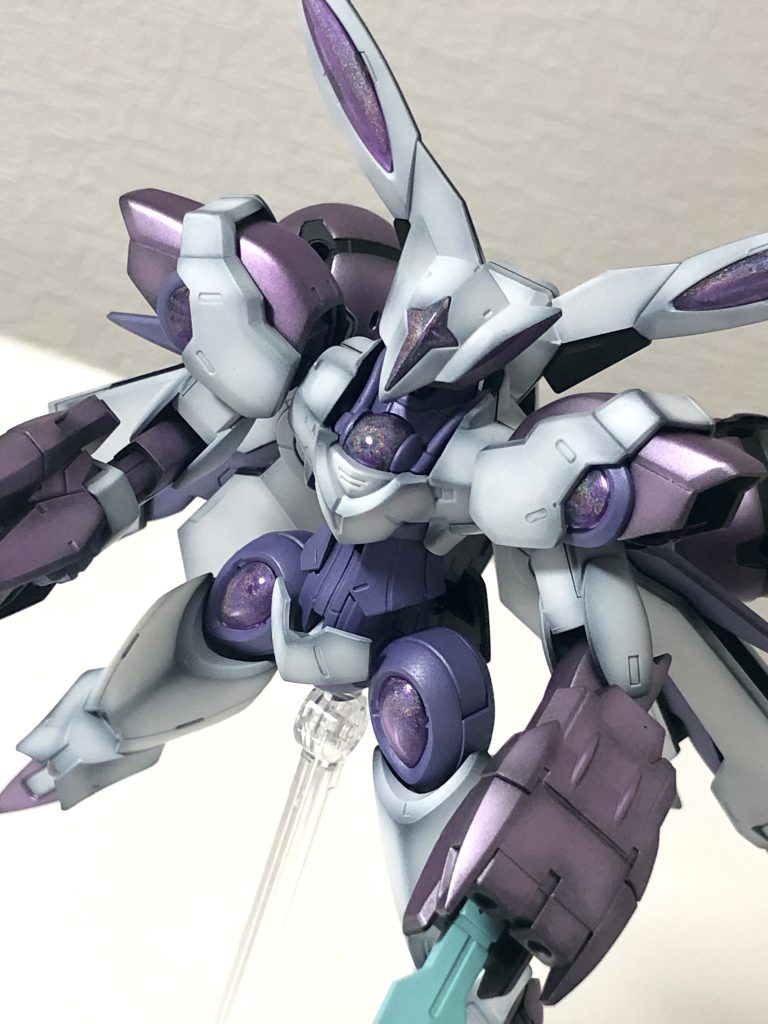 汚し、墨入れまえのショットですクリアー部分はクリアーピンクとパープル調色で下地を吹いて、その上にレインボー吹いてみました