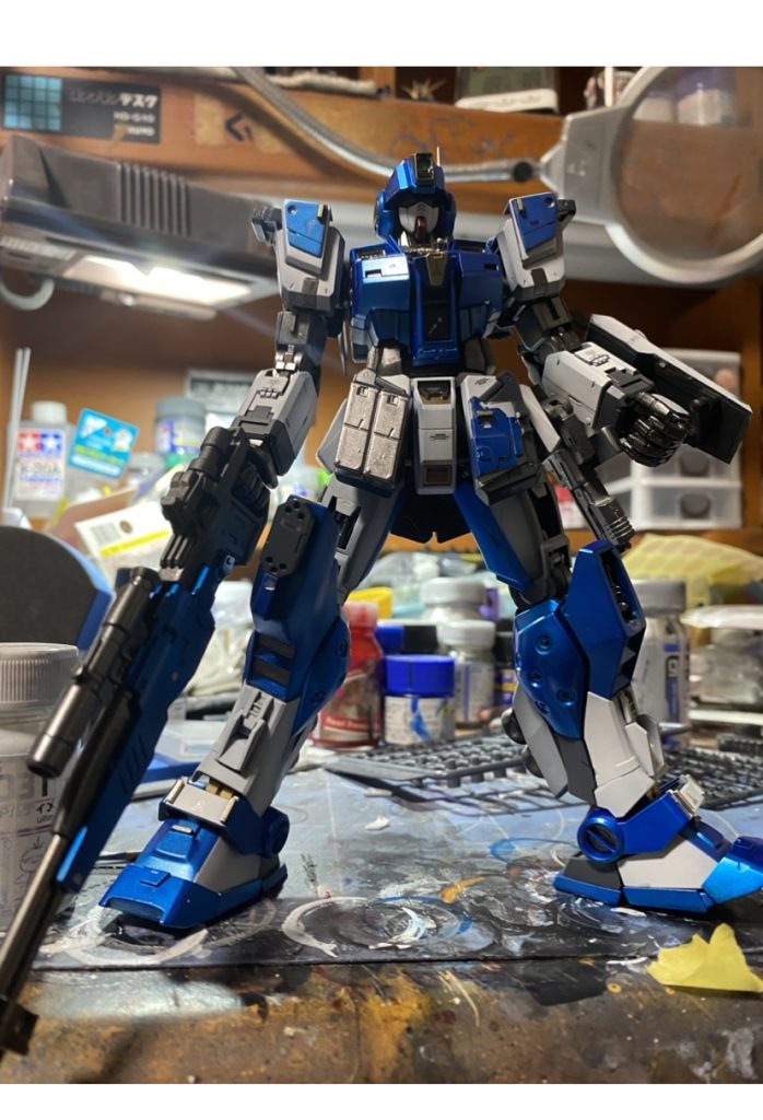 ライフルの銃身延長。膝はハッチ開放風に。肩に増加装甲、シールドはライフルの邪魔にならないよう小ぶりのものをチョイス。腰に接近専用ハンドビームガンを装備。改めて見ると尖ったカスタムですねー。