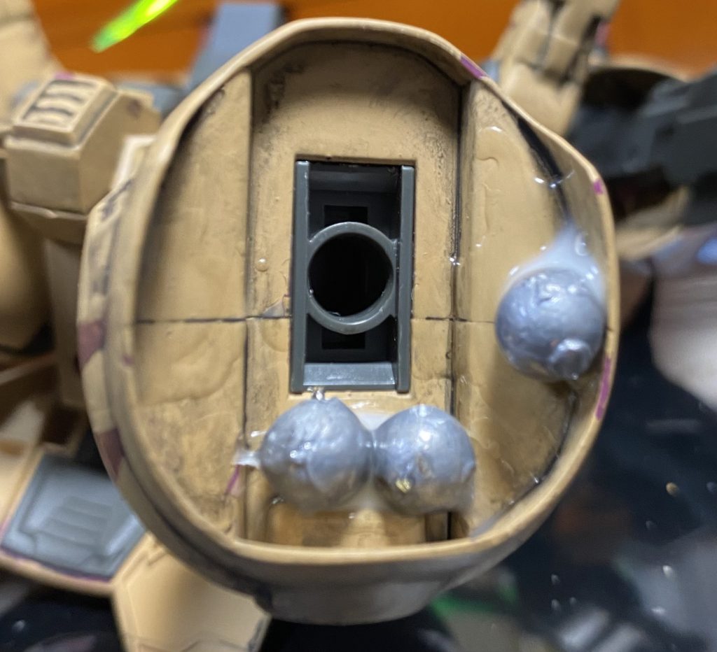 バックパックがかなりアンバラスなので、釣り用の錘を足に固定。足の重量を増すとかなり安定しますね👍