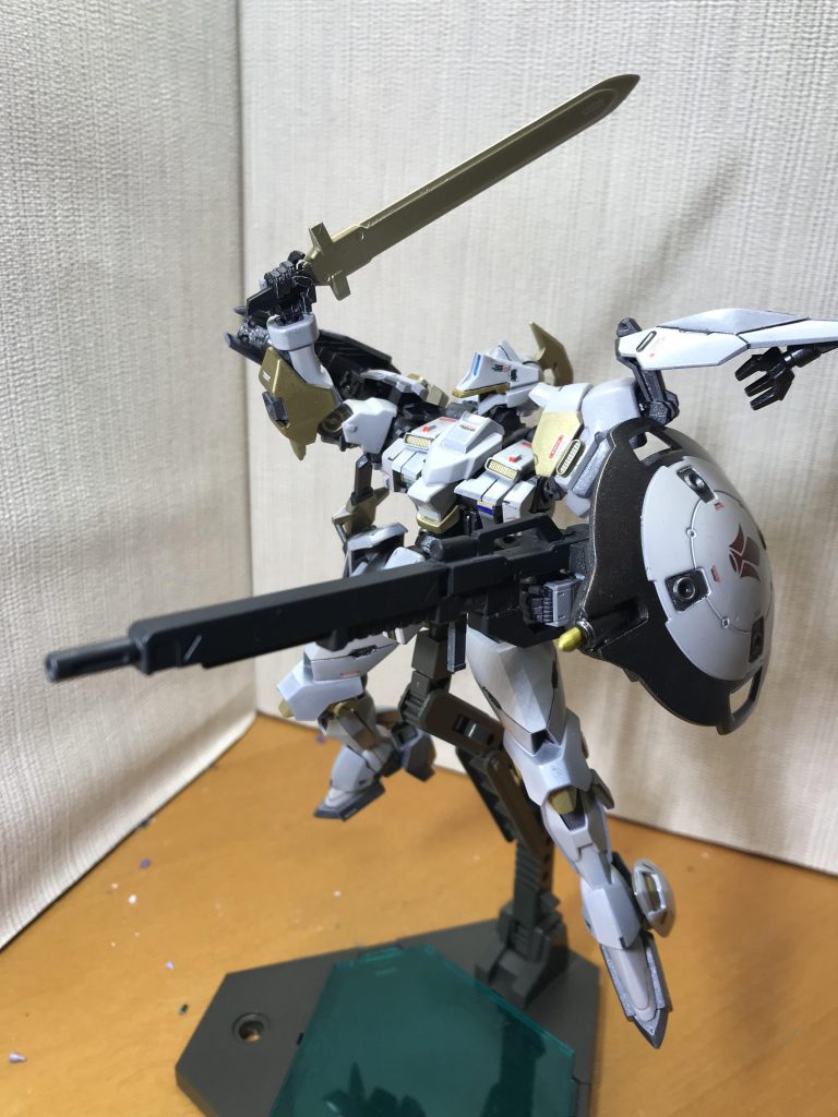 <以下、機体脳内設定>ノブリスゴルドンの暗殺に成功したライド=マッセはノブリスの武器開発部門が性能実験を行う予定であるレギンレイズの次世代モビルスーツ「ブリュンヒルト」の奪取に成功する。コクピットに阿頼耶識システムを導入、シールドにライドが考えた鉄華団のマークを描き、その機体を旗印としてギャラルホルン対抗組織「鐡華団」を立ち上げ次々とノブリス系の組織、会社を潰していく