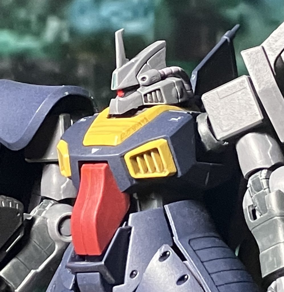 顔は作画のイメージに合わせてデザインナイフで整形。劇中では元設定画よりカッコよくアレンジされていました。またエリの黄色パーツは、ダルダルに伸びきったTシャツみたいに見えたのでパテで一段増やしました。これも劇中イメージで。